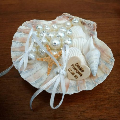Porte alliances pour un mariage thème mer : la coquille saint jacques
