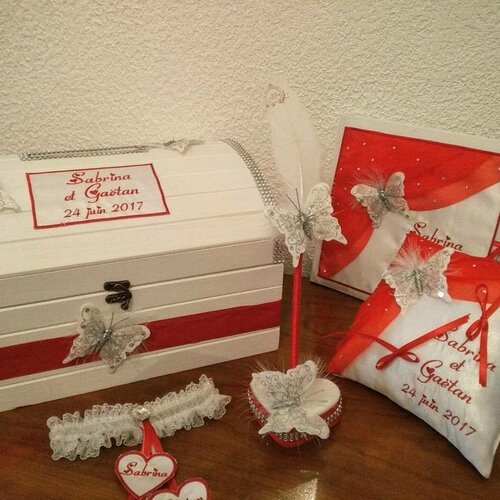 Coussin alliance mariage / porte alliances personnalisé, avec tirelire coffre, livre d'or, stylo : papillons rouge et blanc