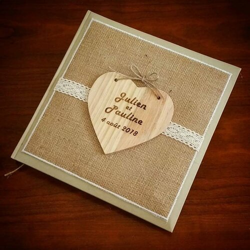 Livre d'or pour un mariage champêtre avec 1ere de couverture recouvert de toile de jute et coeur en bois gravé aux prénoms des futurs mariés