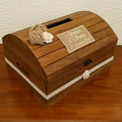 Coffre en bois verni personnalisé avec les prenoms des mariés brodés pour 1 mariage champetre : urne, tirelire, cagnotte, boite à enveloppes
