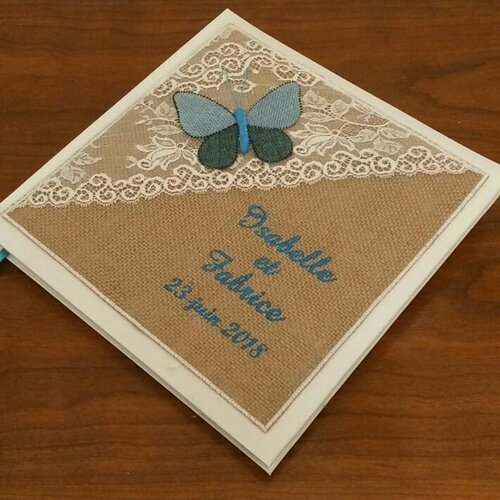 Livre d'or mariage  personnalisé thème champetre avec toile de jute et dentelle (déco, couleur de broderie au choix ici un papillon en bleu)