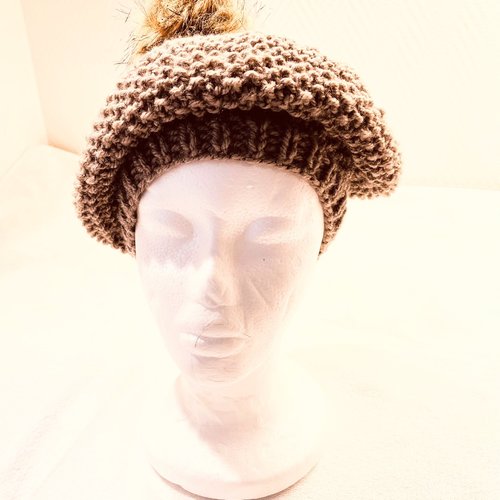 Bonnet tricoté main avec pompon en fausse fourrure, style cocooning chic