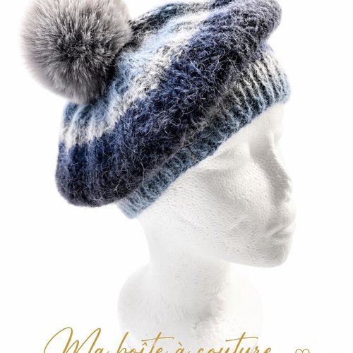 Béret femme dégradé bleu marine, bleu clair et gris réalisé au tricot main et son pompon assorti gris.