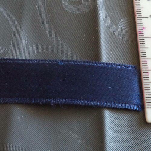 Galon bleu marine largeur 1.5 cm avec 1 côté satiné et l'autre mat neuf 