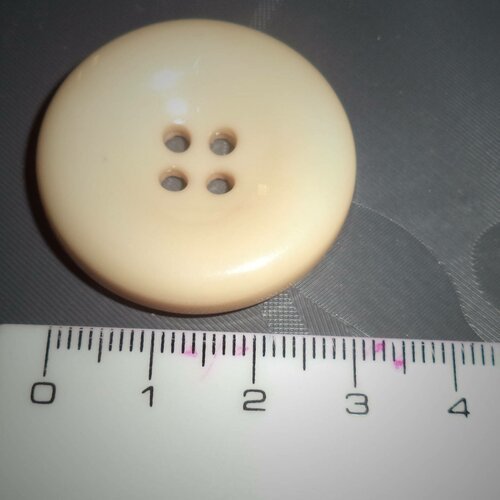 4 boutons rond écru diamètre 3 cm avec 4 trous neuf de bonne qualité 