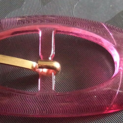 Boucle de ceinture ovale en plastique rose largeur du passant 2 cm neuve 