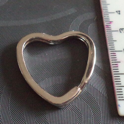 Anneau en métal argenté en forme de coeur neuf de superbe qualité 