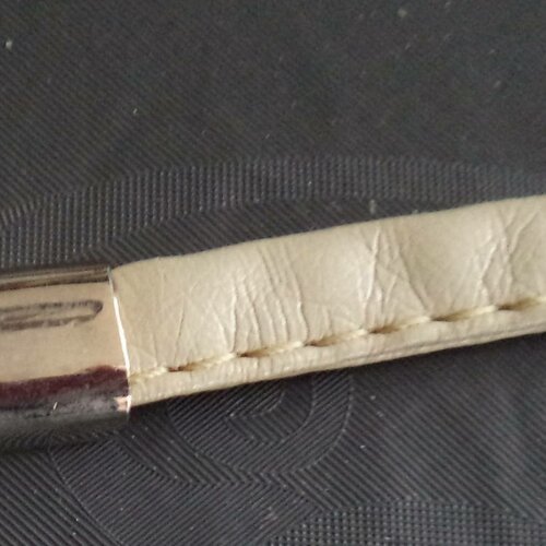 Lanière en cuir simili écru avec embout en métal argenté longueur 75 cm neuve 