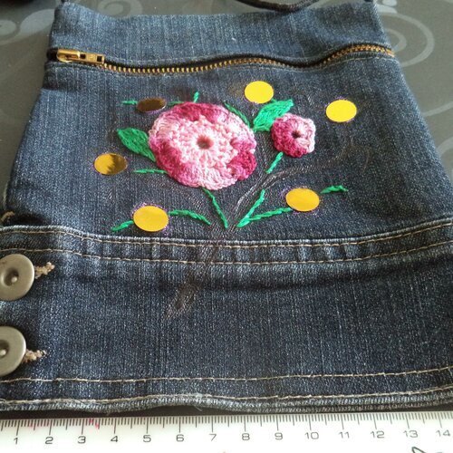 Sac bandoulière en jean avec une fleur brodée main neuf