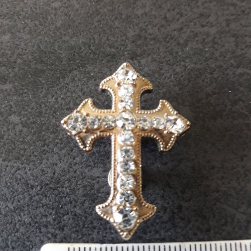 Petite croix en métal doré avec strass