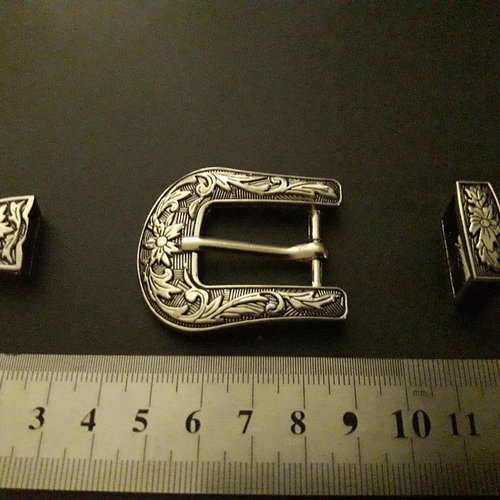 Boucle de ceinture avec passant et embout