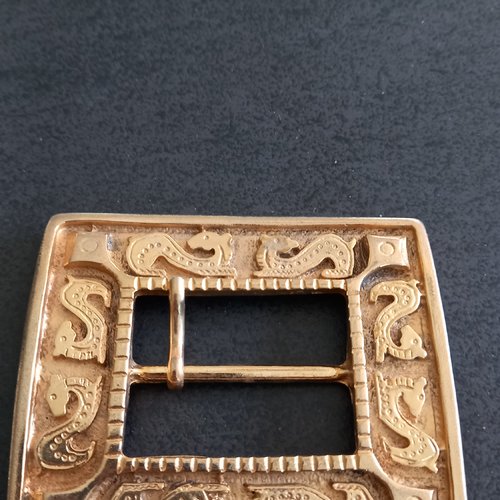 Boucle de ceinture en métal doré