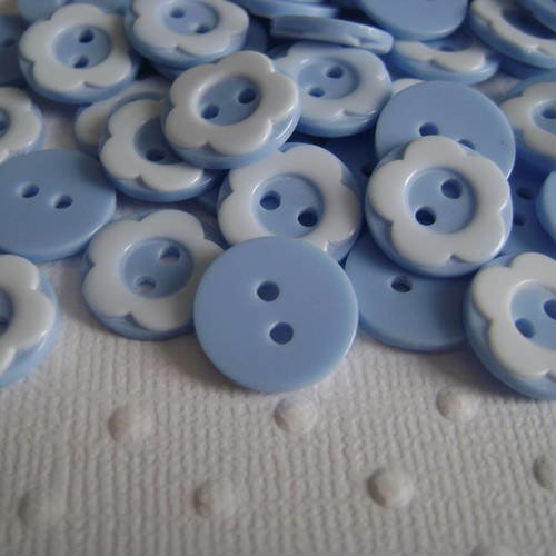 Boutons acrylique forme fleurs sur fond bleu 