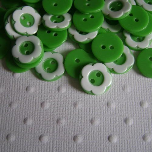 Boutons acrylique forme fleurs sur fond vert 