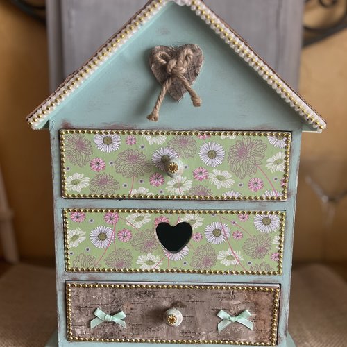Commode/meuble à bijoux,mercerie,maquillage en forme de nichoir.