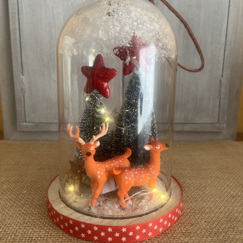 Décoration de noël , scène de noël et ses animaux de la forêt d’hiver.