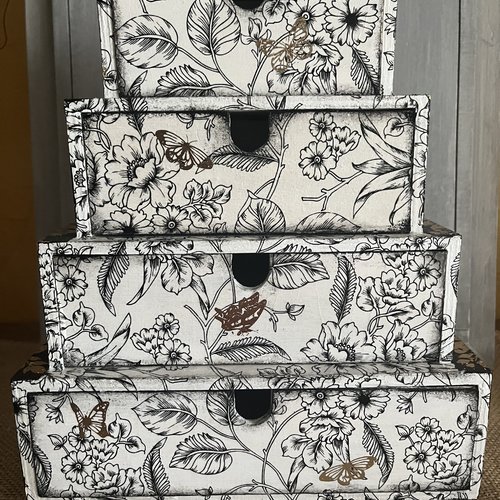 Commode à tiroirs pyramidale