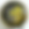 Boîte à pilules, pilulier bronze avec cabochon en verre symbole ohm, (aum, om) jaune sur fond arabesques noir