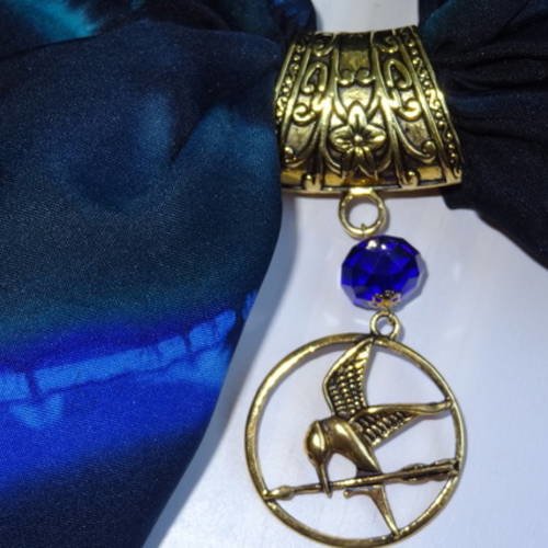 Bijoux de foulard avec bélière et  pendentif oiseau geai en métal doré et grosse  perle de verre facetté couleur bleu cobalt 
