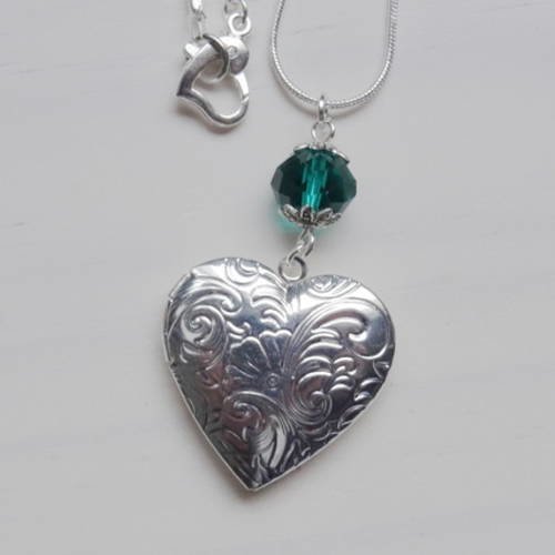 Collier pendentif porte photo coeur et chaîne plaqués argent, perle cristal swarovski vert émeraude 