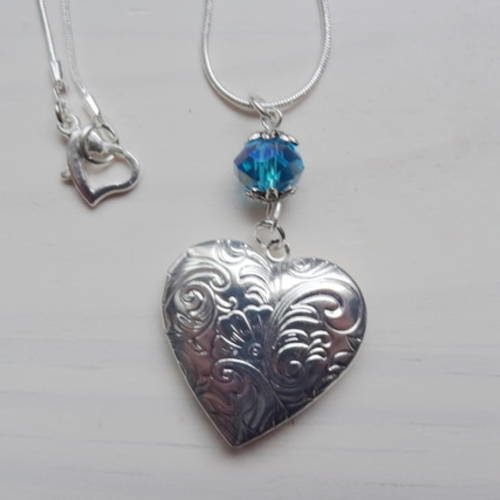 Collier pendentif "porte photo" coeur et chaîne  plaqués argent, perle bleue en cristal 