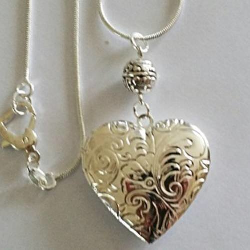 Chaîne pendentif "porte photo" coeur et chaîne plaqués argent, perle argent tibétain et mousqueton en forme de coeur 