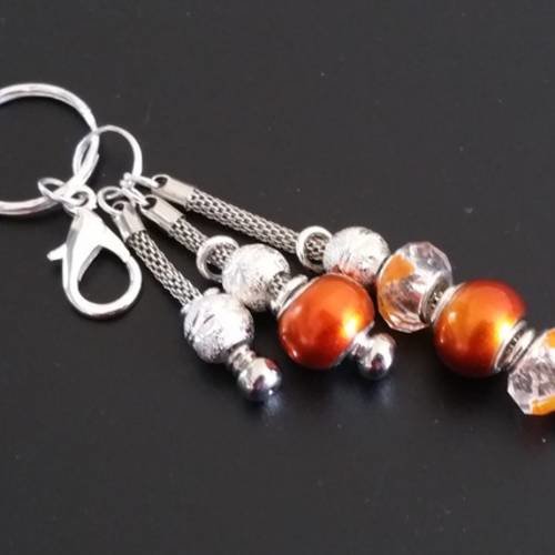 Bijou de sac ou porte clef  charm's  avec perles en  verre facetté blanche et orange, en en verre orange  et en métal argenté 