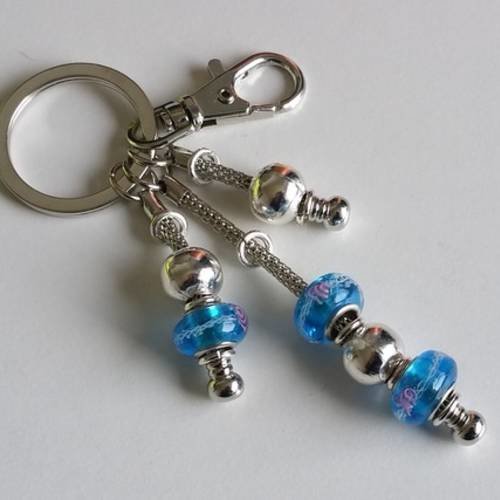 Bijou de sac ou porte clef   turquoise et argent,  perles de verre et  métal argent, anneau et mousqueton 