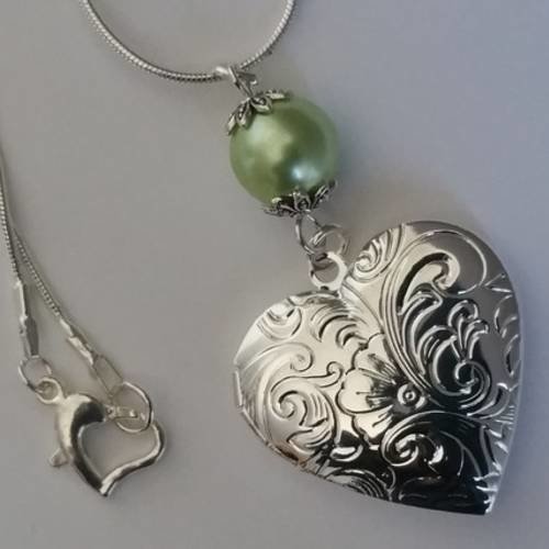 Collier pendentif "porte photo" coeur et chaîne plaqués argent avec  perle nacrée vert anis, mousqueton coeur 