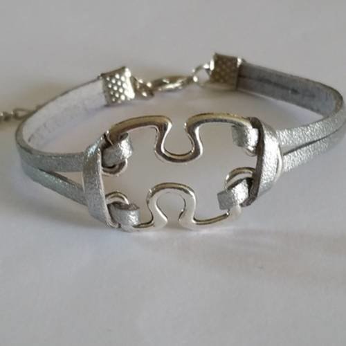 Bracelet puzzle avec cordon cuir suédé argent métallisé,  pièce de puzzle, fermoir mousqueton et chaînette de rallonge argentés 