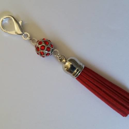 Bijou de sac ou objet décoratif pompon rouge bordeaux, perle argent avec strass rouges, mousqueton métal argenté 