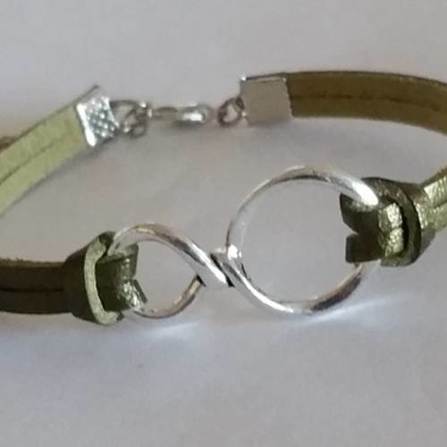 Bracelet infini avec cordon cuir suédé bronze, sigle, fermoir mousqueton et chaînette de rallonge argentés 