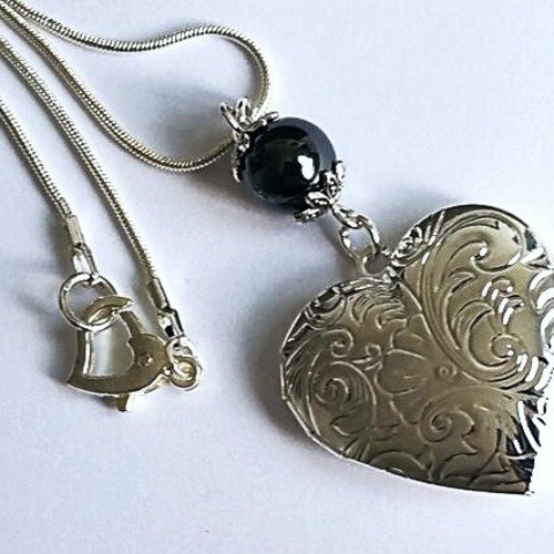 Collier pendentif "porte photo" coeur et chaîne plaqués argent, perle hématite noire et mousqueton forme coeur 