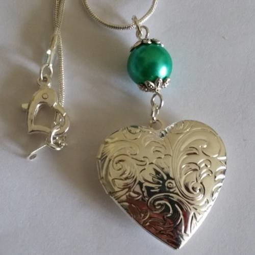 Collier pendentif  "porte photo" coeur et chaîne en plaqué argent 925 et perle nacrée vert turquoise, coupelles argent 