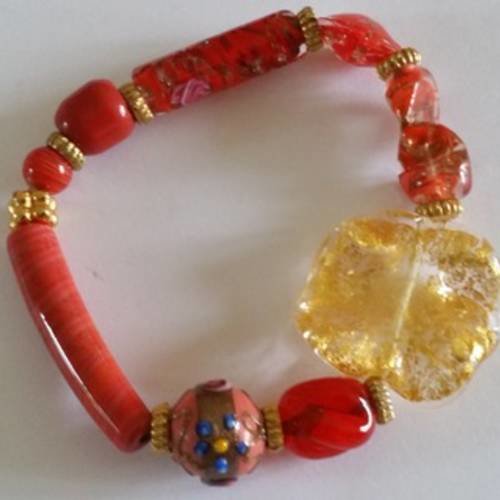 Bracelet murano corail et or avec perles incrustées or de différentes tailles et formes 