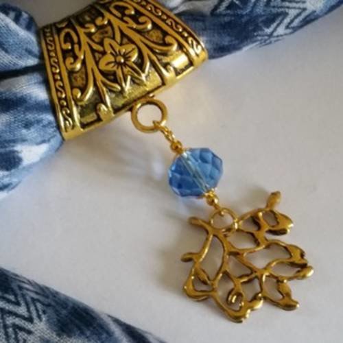 Bijoux de foulard bélière et  pendentif "feuille d'érable" en métal or vieilli et perle de verre facetté bleu clair 