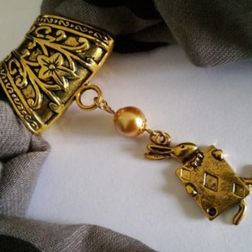 Bijoux de foulard bélière et  pendentif "lapin d'alice au pays des merveilles" en métal or vieilli et perle nacrée jaune d'or 