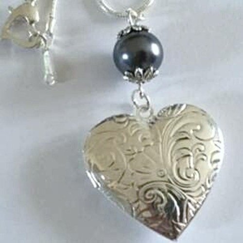 Collier pendentif "porte photo" coeur et chaîne plaqués argent, perle nacrée gris anthracite 
