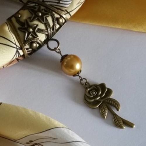 Bijoux de foulard avec bélière et  pendentif "fleur" en métal bronze avec grosse  perle nacrée jaune d'or 