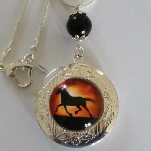 Collier pendentif "porte photo" et chaîne plaqués argent avec cabochon "cheval au coucher de soleil" et perle nacrée noire 