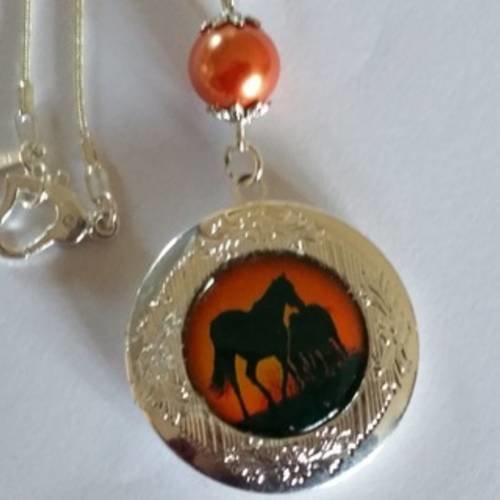 Collier pendentif "porte photo" et chaîne plaqués argent avec cabochon "chevaux au coucher de soleil" et perle nacrée orange 