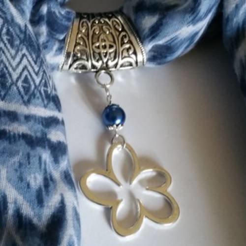 Bijoux de foulard bélière et  pendentif  "fleur" stylisée en métal argent vieilli et perle nacrée bleu nuit 