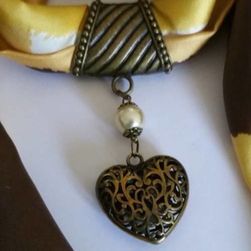 Bijou pour foulard avec  bélière et pendentif coeur couleur bronze, perle nacrée ivoire 