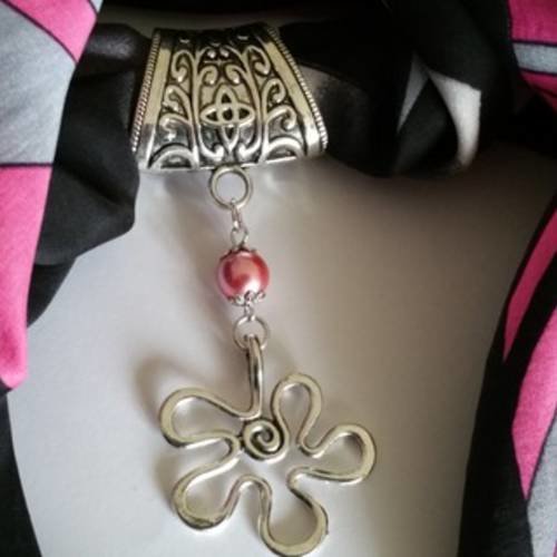 Bijoux de foulard bélière et  pendentif  "fleur" stylisée en métal argent vieilli et perle nacrée vieux rose 