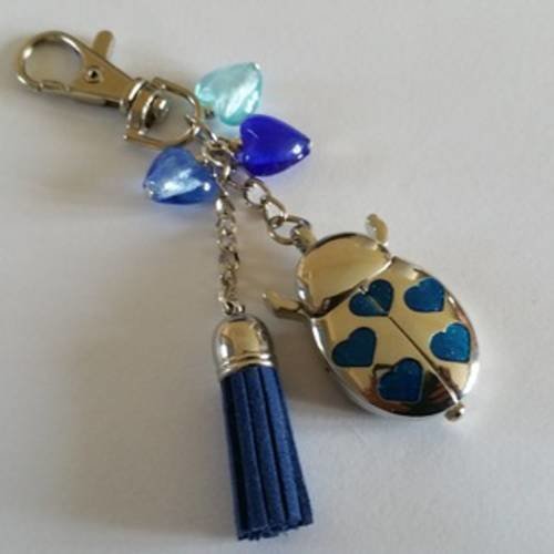 Bijou de sac-porte clés montre gousset coccinelle  métal argenté, 3 coeurs murano bleu, pompon bleu, mousqueton