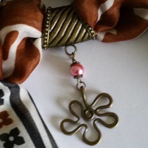 Bijou pour foulard avec  bélière et pendentif fleur stylisée couleur bronze, perle nacrée vieux rose 