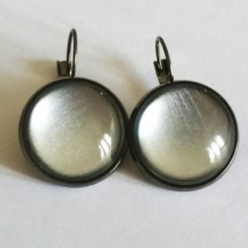 Boucles d'oreilles cabochon  en verre peint main reflets nacrés argentés, attaches dormeuses en métal noir 