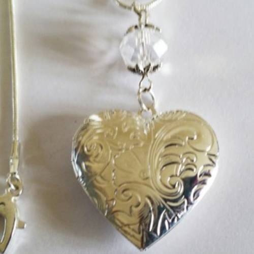 Collier pendentif "porte photo" coeur et chaîne plaqués argent, perle en cristal incolore et mousqueton en forme de coeur 