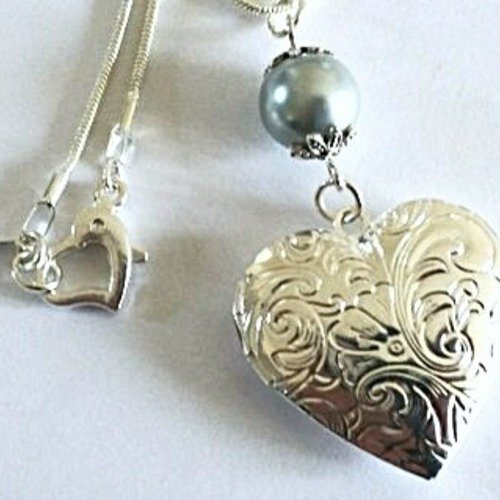Collier pendentif "porte photo" coeur et chaîne plaqués argent avec  perle nacrée gris claire
