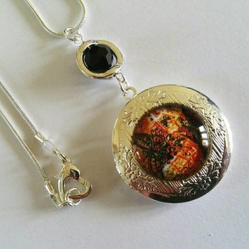 Sautoir pendentif "porte photo" et chaîne plaqués argent avec cabochon style baroque noir et orange et perle en cristal 
